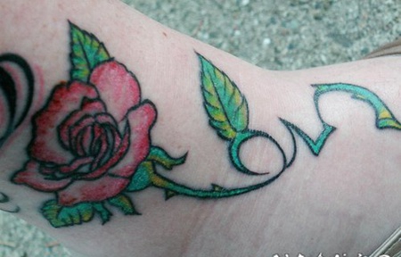 彩色的装饰玫瑰脚踝纹身图案