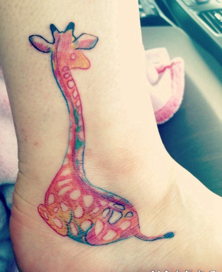 脚踝上的彩色长颈鹿纹身图案