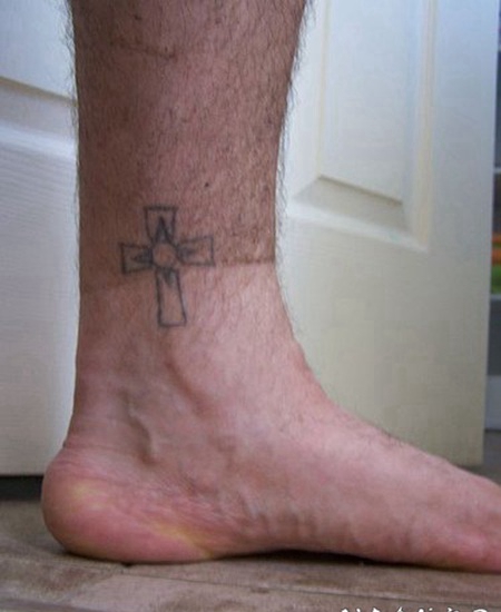 简约的十字架脚踝纹身图案