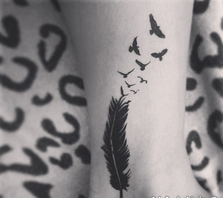 黑色小鸟和羽毛脚踝纹身图案