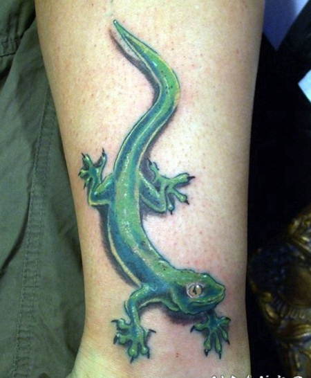 可爱的绿色蜥蜴脚踝纹身图案