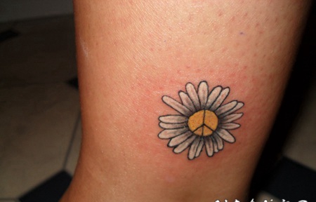 小小的白色雏菊花脚踝纹身图案