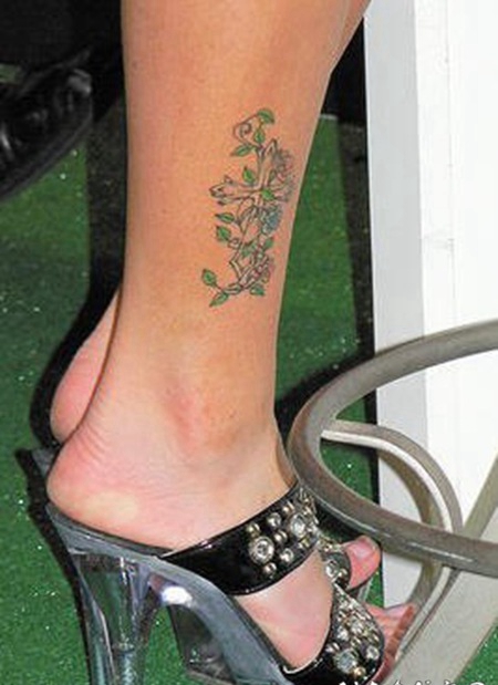 白色花朵和绿叶脚踝纹身图案