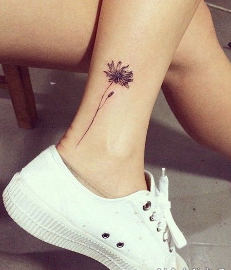 可爱的黑色花朵脚踝纹身图案
