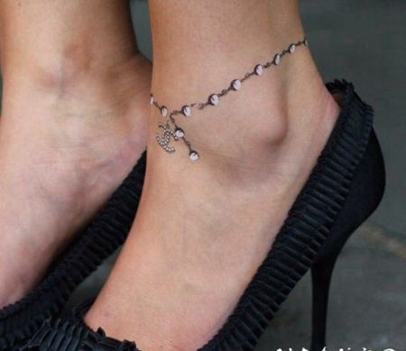 可爱的白色珠宝脚踝纹身图案