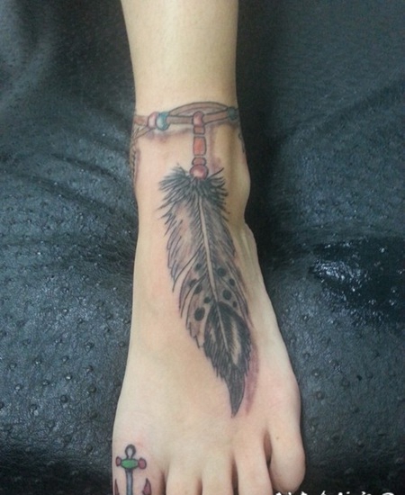 鸟羽毛与珠子彩色脚踝纹身图案