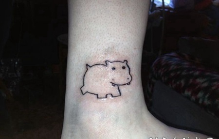 可爱简单的小河马脚踝纹身图案