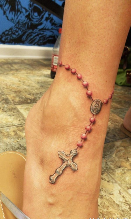红色与白色念珠十字架写实脚踝纹身图案