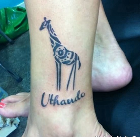 部落风长颈鹿和字母脚踝纹身图案