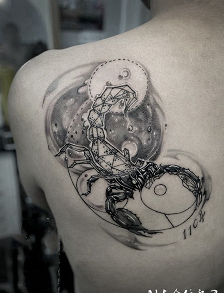 天蝎幻象，后背个性蝎子纹身