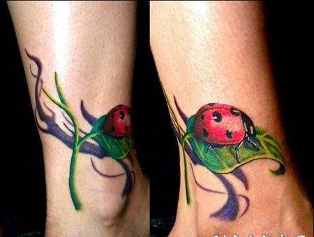 3D逼真可爱的瓢虫和绿叶脚踝纹身图案