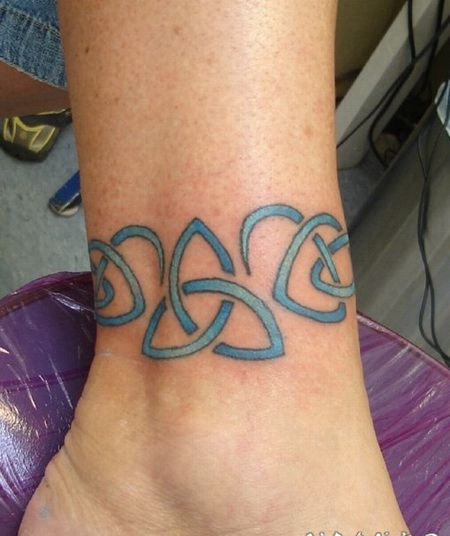蓝色凯尔特符号脚踝纹身图案