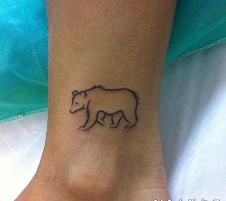 可爱的黑色线条熊脚踝纹身图案