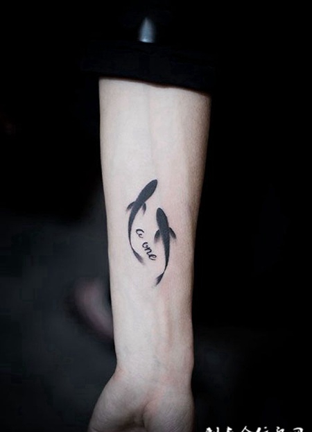 如鱼得水，手臂鱼纹身图案