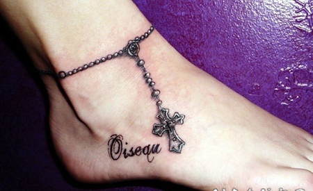 美丽的十字架脚链和字母脚踝纹身图案