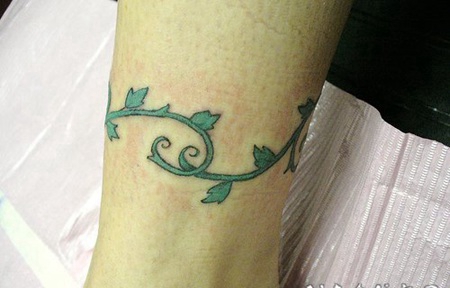 绿色植物藤蔓脚踝纹身图案