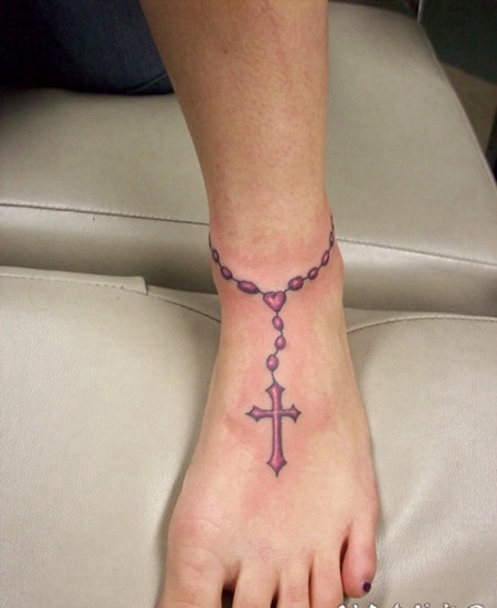 紫色的念珠十字架脚踝纹身图案
