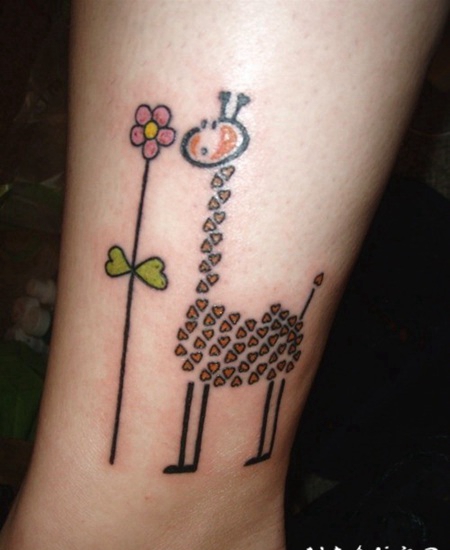 脚踝上心形长颈鹿与花朵纹身图案