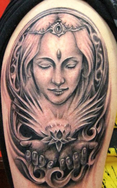 手臂向上天祷告的女神头像纹身