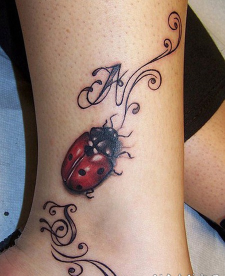 可爱逼真的彩色瓢虫脚踝纹身图案