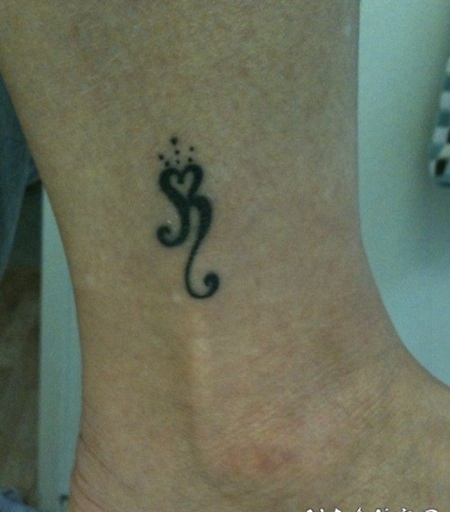 有趣的藤蔓心形脚踝纹身图案