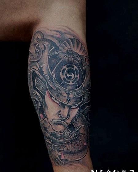 小腿上的黑暗武士纹身图案