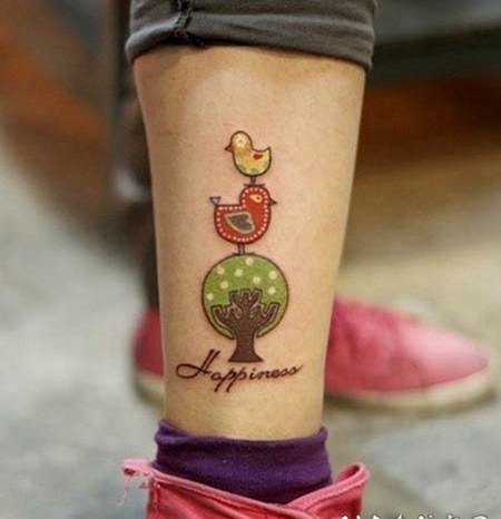 彩色卡通可爱的小鸟和小树脚踝纹身图案