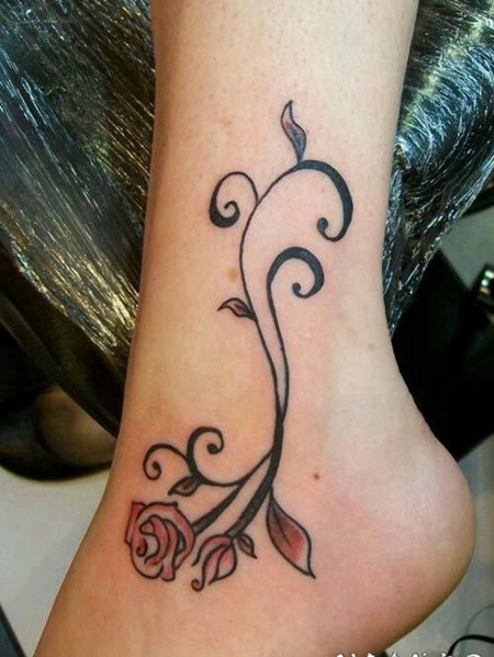 可爱的红色玫瑰与藤蔓脚踝纹身图案