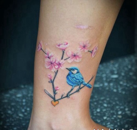 蓝色可爱的小鸟和花朵树枝脚踝纹身图案