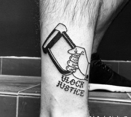 手和锁黑白字母脚踝纹身图案