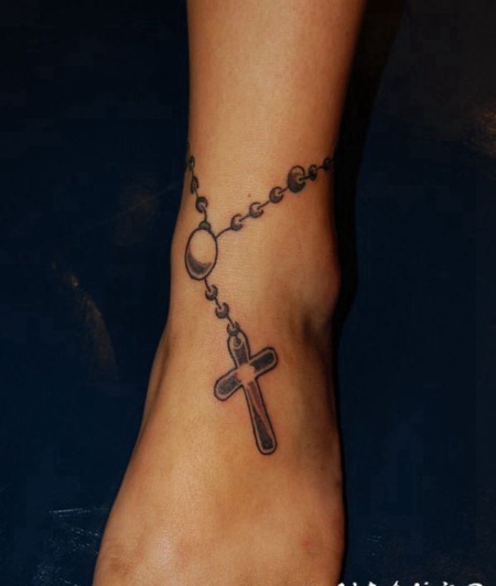 设计简单的念珠十字架脚踝纹身图案