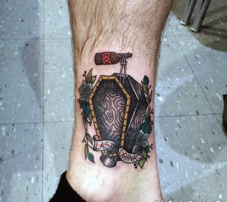 简单的彩色棺材与骷髅手和酒瓶脚踝纹身图案