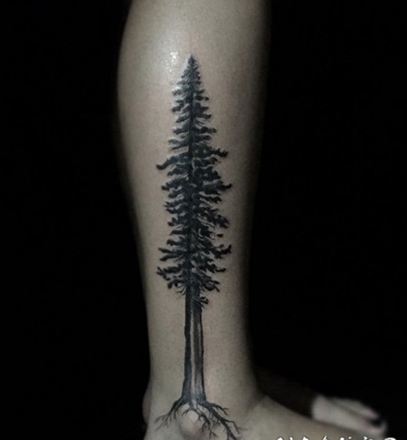 难以置信的黑色孤独大树脚踝纹身图案