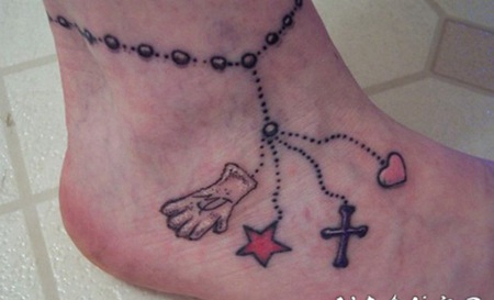 脚踝心形十字架和手套星星彩色纹身图案