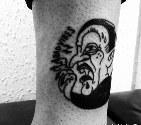 黑白搞笑的德古拉伯爵与字母脚踝纹身图案