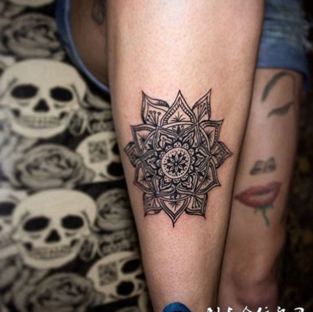 女子小腿上漂亮的曼陀罗纹身图案