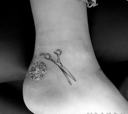 脚踝理发师的剪刀写实纹身图案
