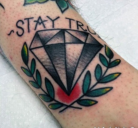 简单的彩色钻石与植物字母脚踝纹身图案