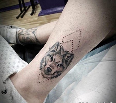 黑色点刺可爱的狼头脚踝纹身图案