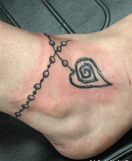 卷曲的心形和珠链脚踝纹身图案