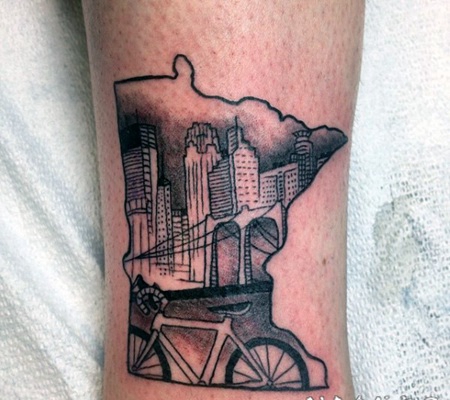 简单的黑灰大城市与自行车脚踝纹身图案