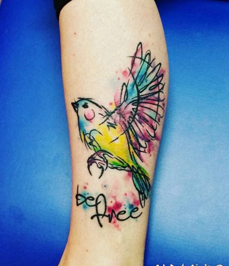 有趣的水彩泼墨小鸟和字母脚踝纹身图案