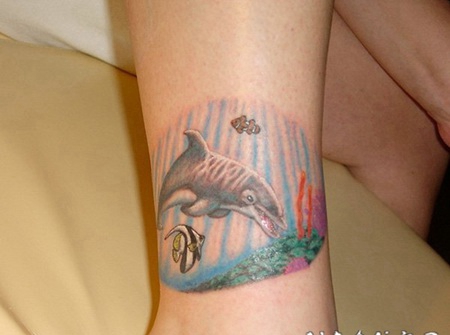 脚踝上简单的彩色海豚纹身图案