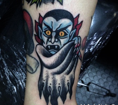 脚踝卡通风彩色吸血鬼纹身图案