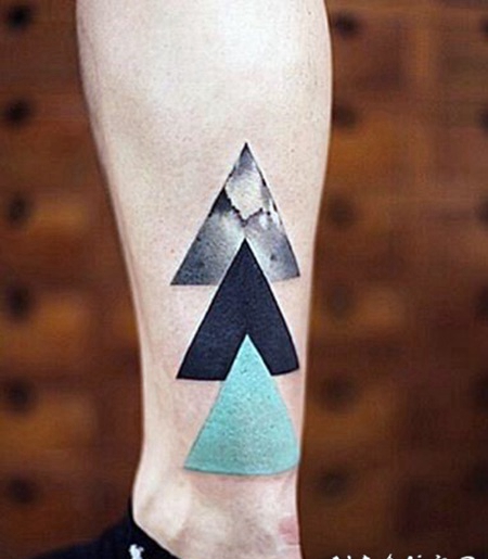 简单设计的彩色三角形脚踝纹身图案