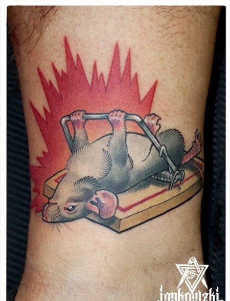 有趣的彩色老鼠和捕鼠器脚踝纹身图案