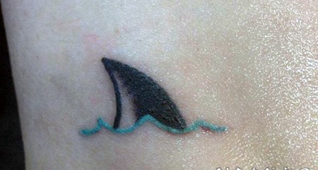 可爱的彩色鱼翅脚踝纹身图案