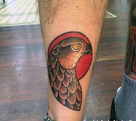 简单的彩色old school鹰头脚踝纹身图案