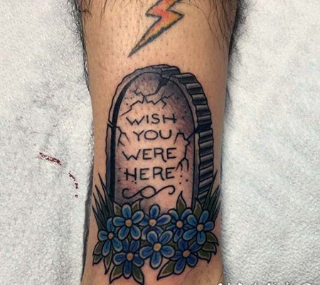 卡通风格墓字母和鲜花脚踝纹身图案