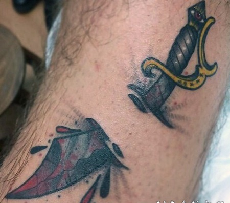 彩色的神秘刀剑脚踝纹身图案